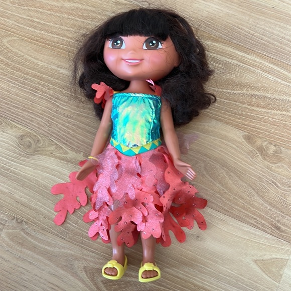 Dora the Explorer Doll - Picture 2 of 12